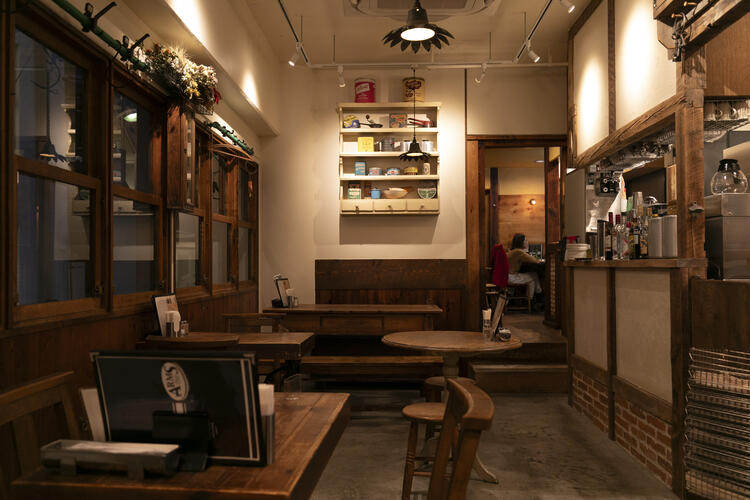 店内はアメリカンで落ち着いた雰囲気です◎