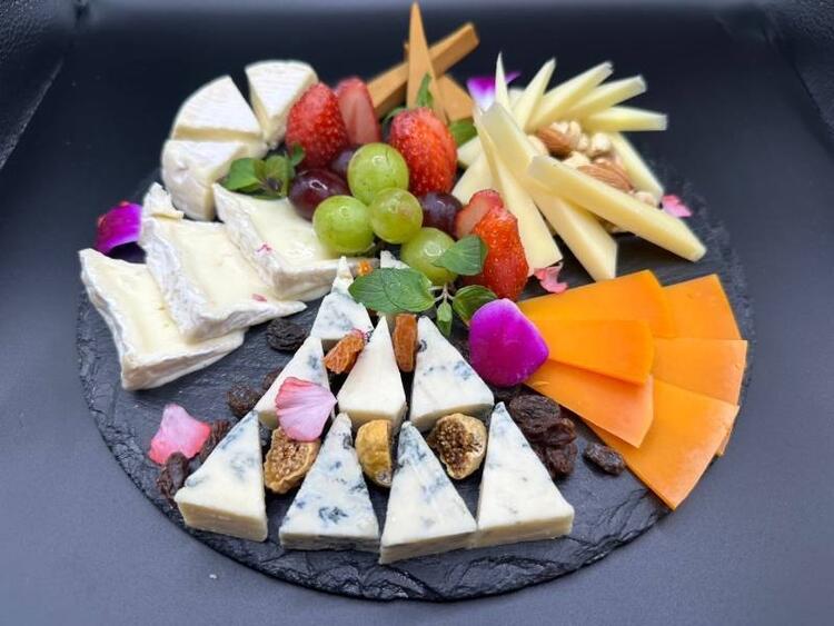 熟練シェフ、チーズ専門家が在籍