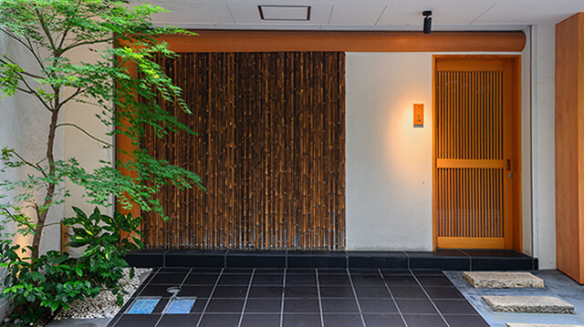 新宿の喧騒から少し離れた立地です