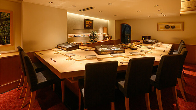 檜のカウンターが美しい大人の鮨店です