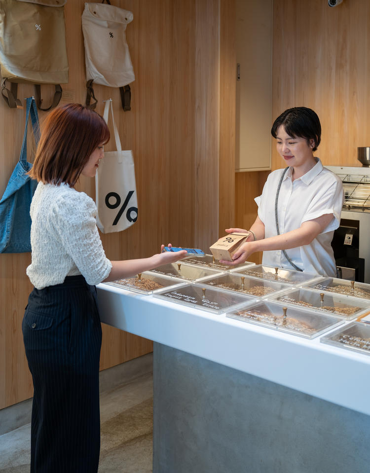 オーダーにあわせて店内で焙煎も