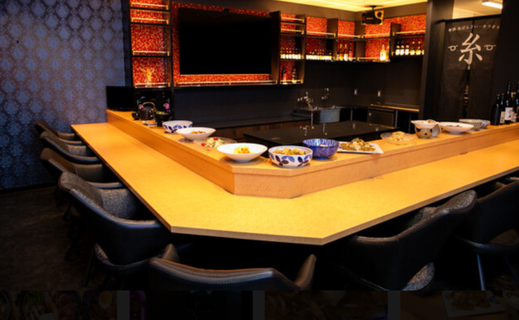 カウンター10席のみの小さなお店