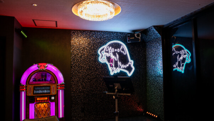 ジュークボックスやカラオケも完備♪