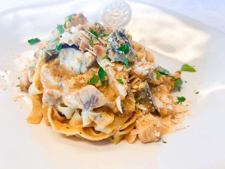 シチリア料理メカジキのトラパネーゼパスタ