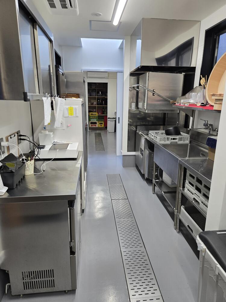 客席に処理した魚の匂いが届かないよう配慮