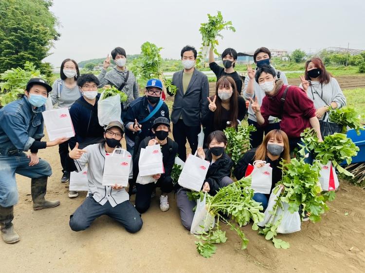 生産者訪問！みんなで大根を収穫。