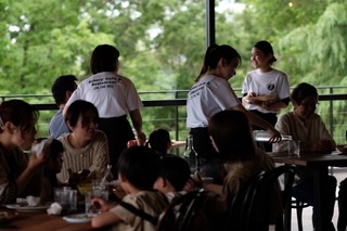 緑に囲まれたカフェレストラン