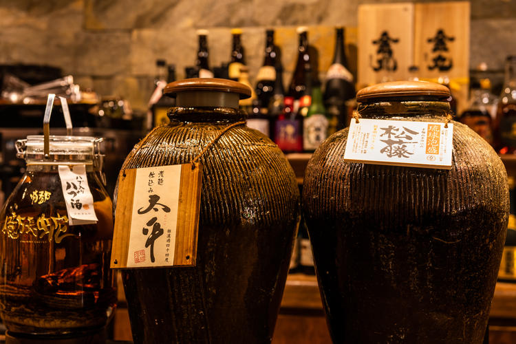 常時100種類以上の泡盛　甕貯蔵の泡盛