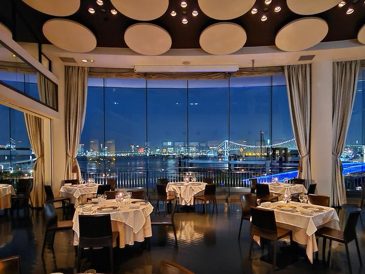 東京湾を一望出来るダイニングルーム（夜）