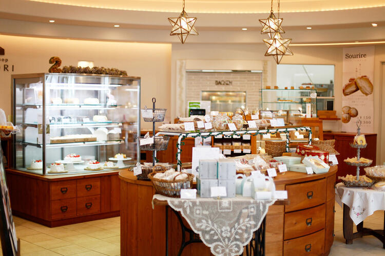 スウィーツが並ぶ可愛らしい店内◎