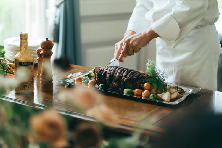 一つ星レストランから継いだ厨房で調理