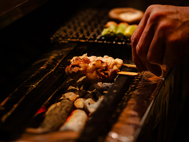 備長炭で焼き上げる焼鶏