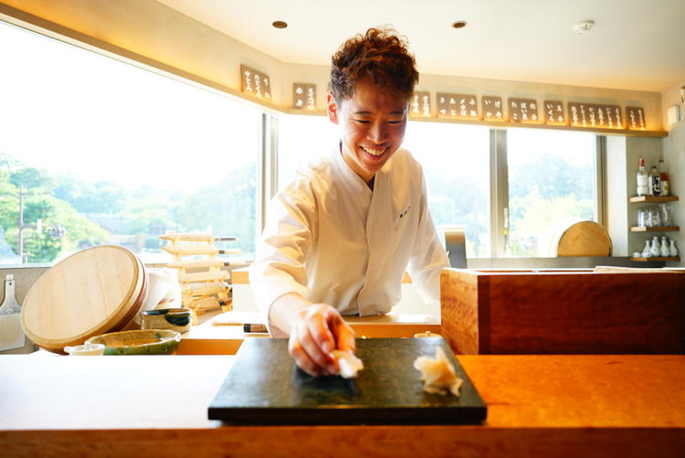 立ち鮨で魅せる職人技！30代の職人も活躍