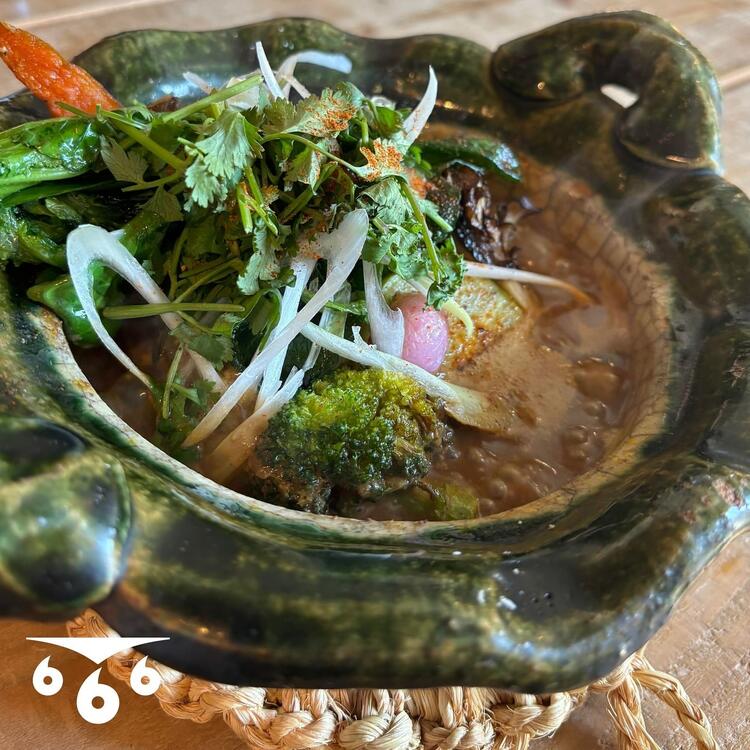 特注の土鍋でアツアツのスープカレーを