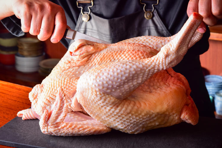 本物の力がつく。丸鶏の捌き、串打ち火入れ