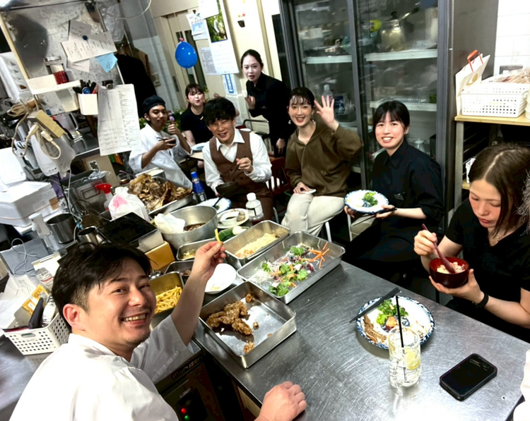 ＼オフショット！／みんなでまかないタイム