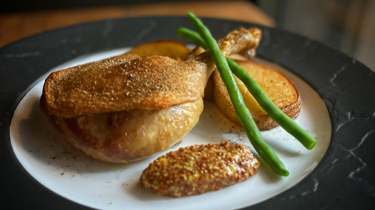 お客様と料理・ワインを通じて交流を