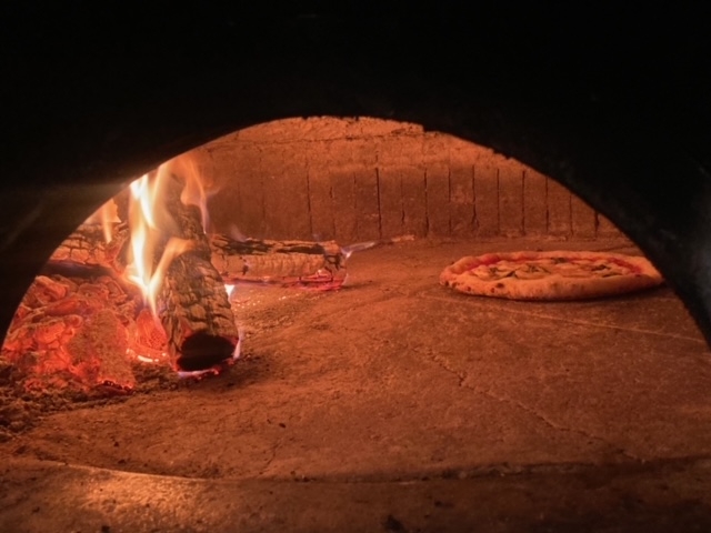 ナポリから取り寄せた石窯で焼き上げます