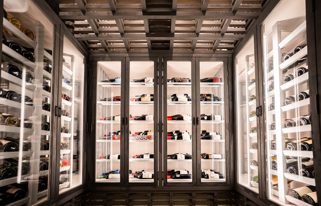 組子細工のワインセラーは圧巻