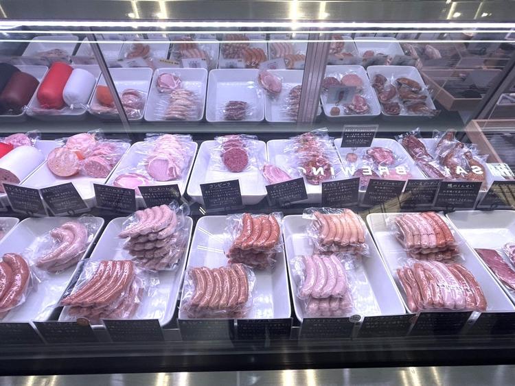 物販エリアではハムやソーセージの販売も！
