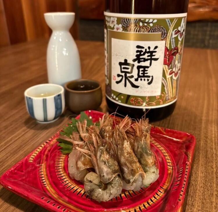 ＼日替わり鮮魚とねぶたがお出迎え／