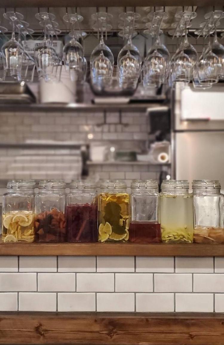 自家製スパイス酒の並んだ店内