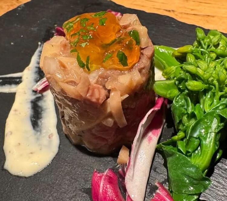 肉はもちろん、洋食の幅広い技術を磨けます