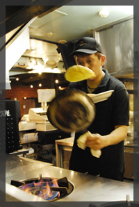 ライブ感あふれる調理風景も特徴の一つ♪