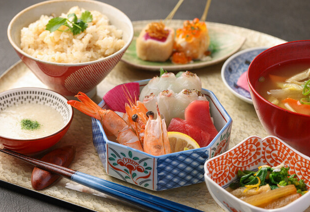 テーブル席、カウンター席をご用意