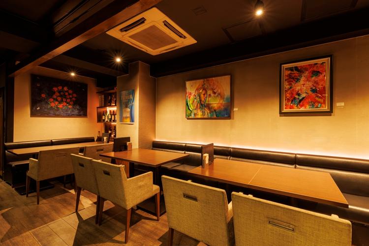 ゆったりくつろげるテーブル席