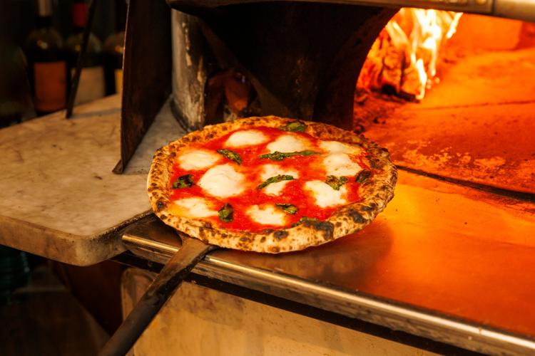 ナポリから仕入れた窯で焼くピッツァ