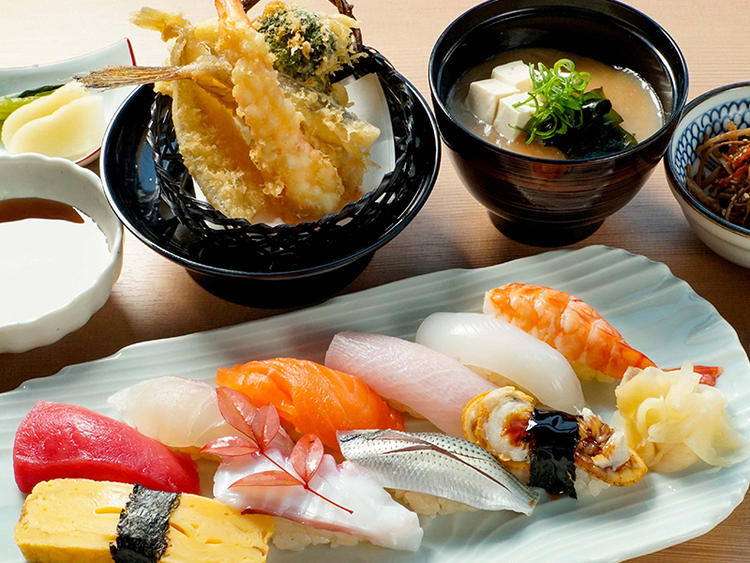 寿司と天麩羅が自慢の和食料理店です！