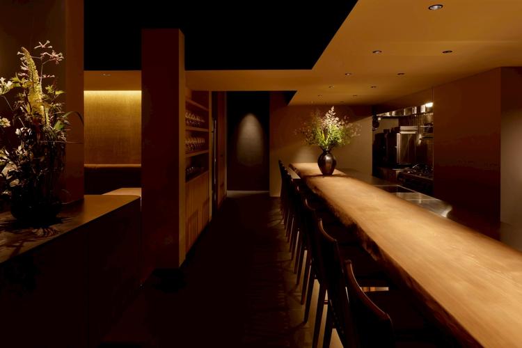 樹齢200年の桧カウンターと上品な店内