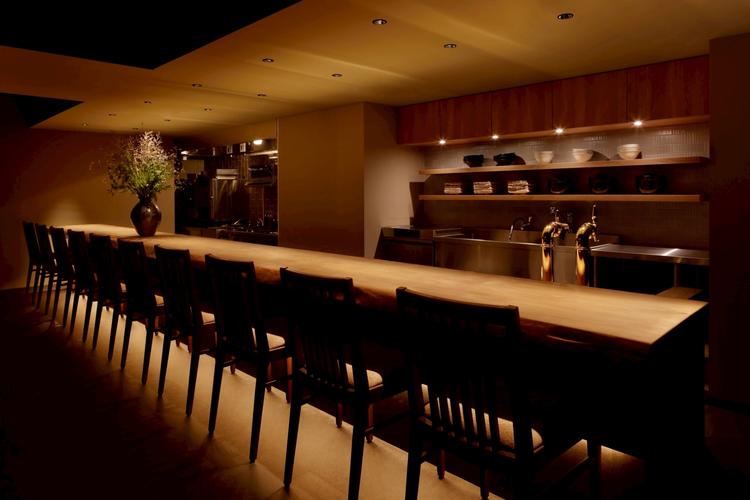 樹齢200年のメインカウンター