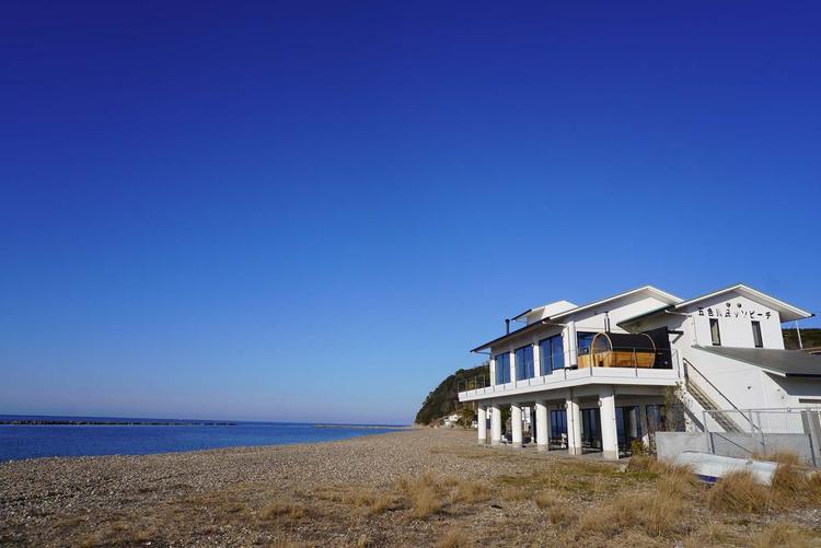 のどかなビーチに建つ元海の家を改装