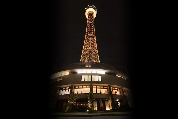 マリンタワーの麓にBarが佇む