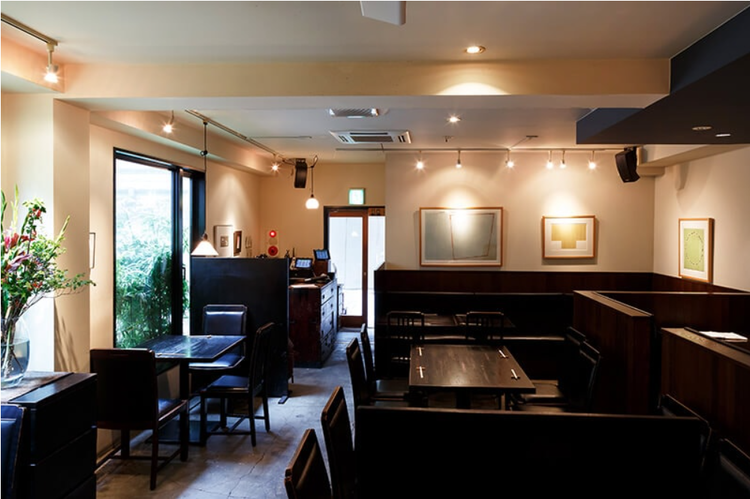 蕎麦屋らしからぬモダンな内装が特徴！