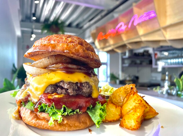 人気のチーズバーガー