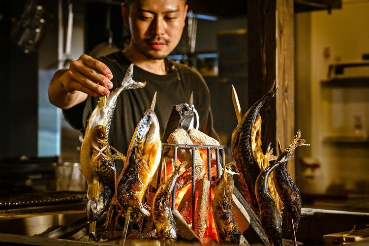 極上に美味しくなる原始焼きで、魚焼きます