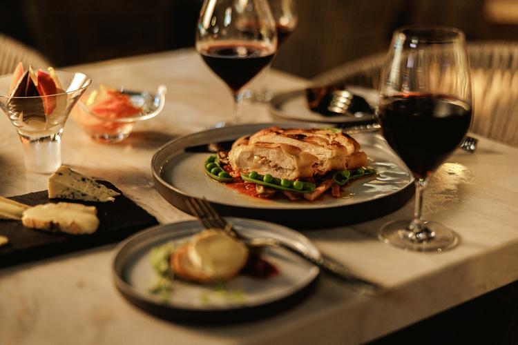 開放的なテラスで気軽に寄れる本格ビストロ