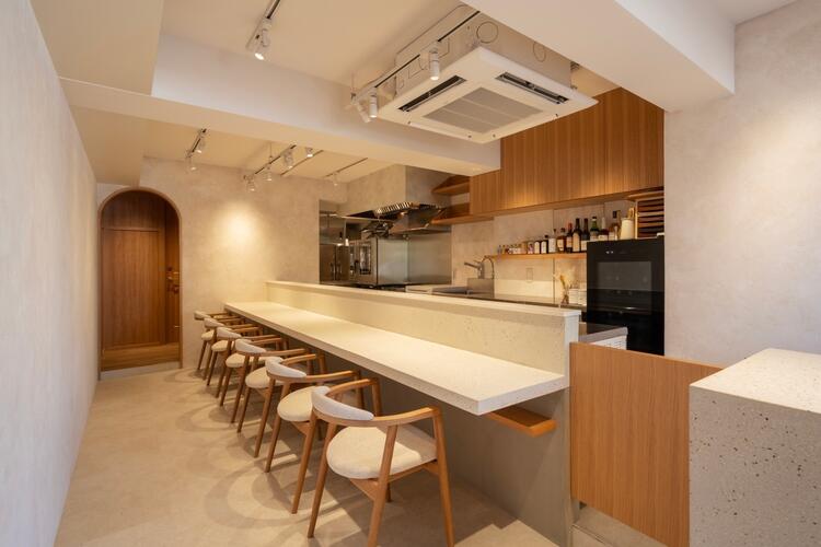 トークに花が咲くカウンター席