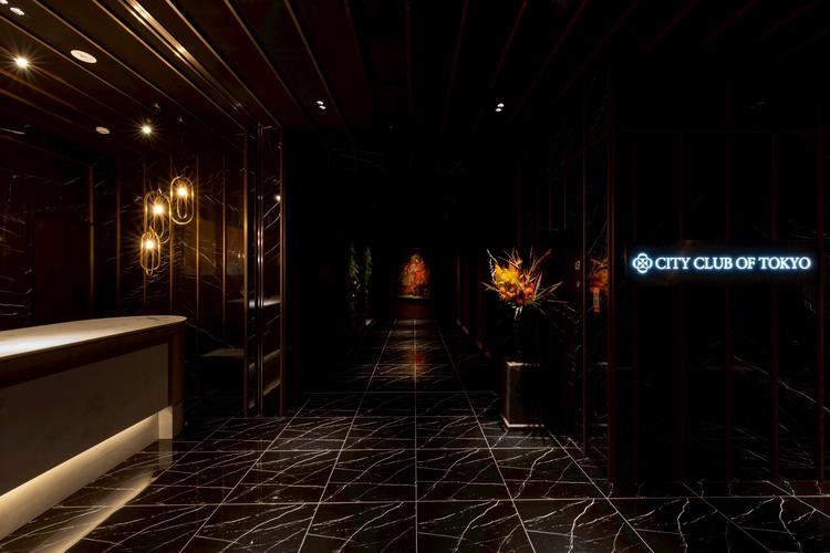 レストラン、バーへはエントランスでご案内