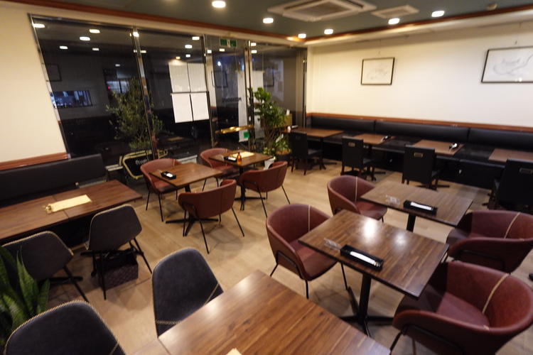 店内はお客様の顔が見える広さ◯