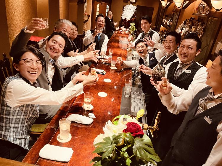 記念日にはOBも一緒に祝杯