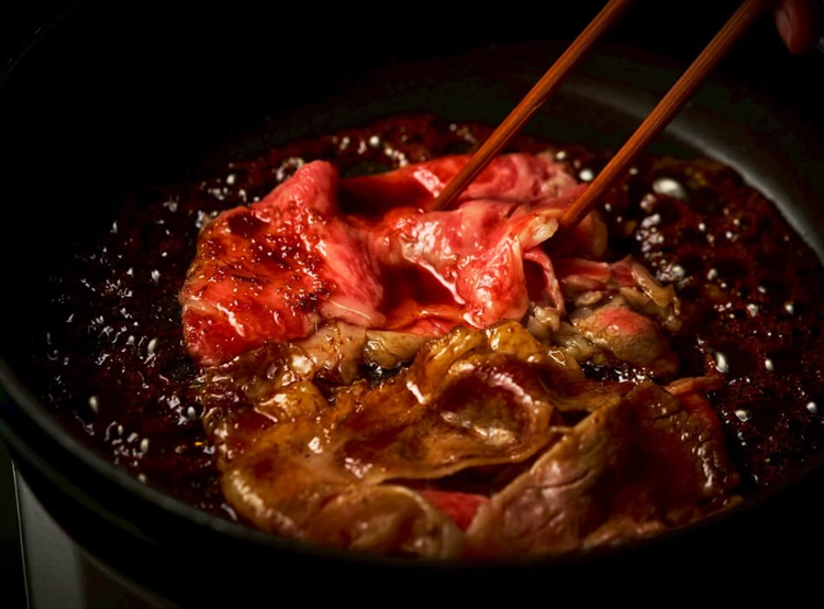 秘伝の割下を使用し調理いたします