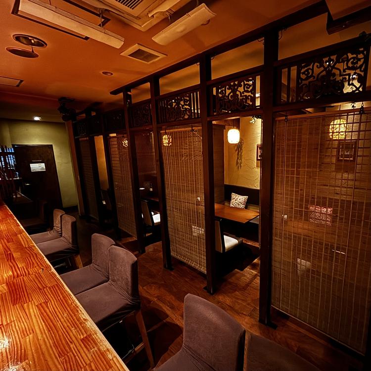 自由なスタイルで料理を提供します。