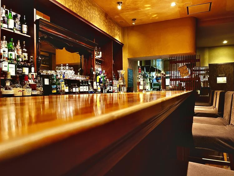 モダンでシックにデザインされた店内