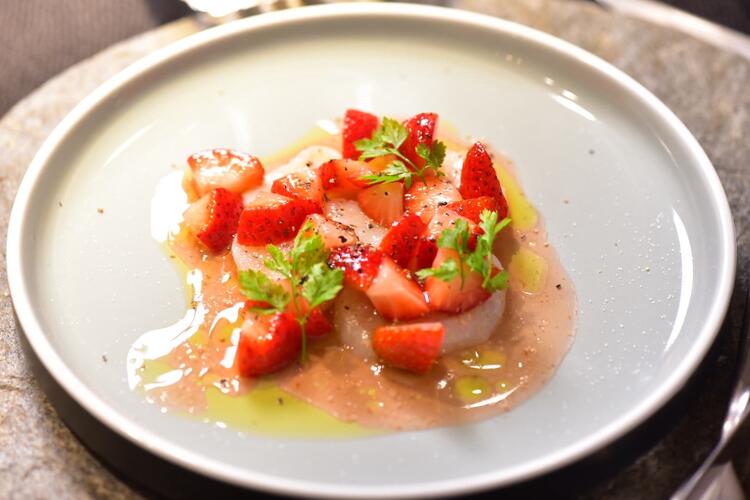 昼と夜で業態を変えるお店です。