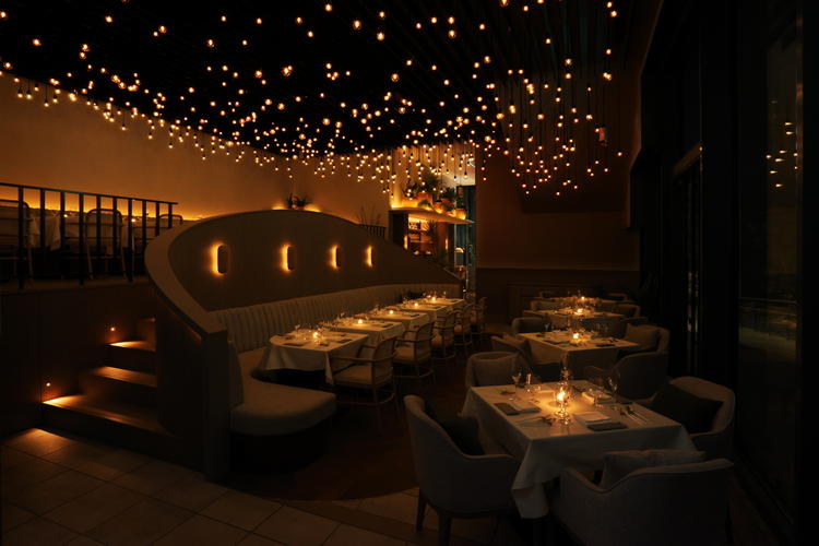 夜は星空が煌めくレストランに