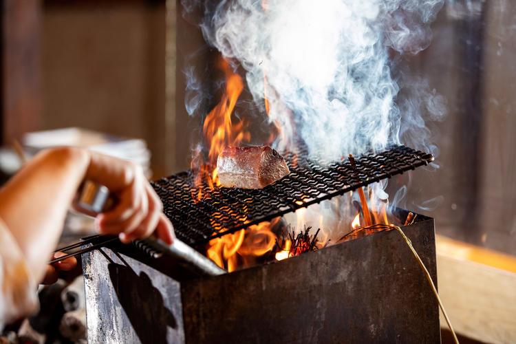 名物鰹の藁焼き！目の前で上がる炎